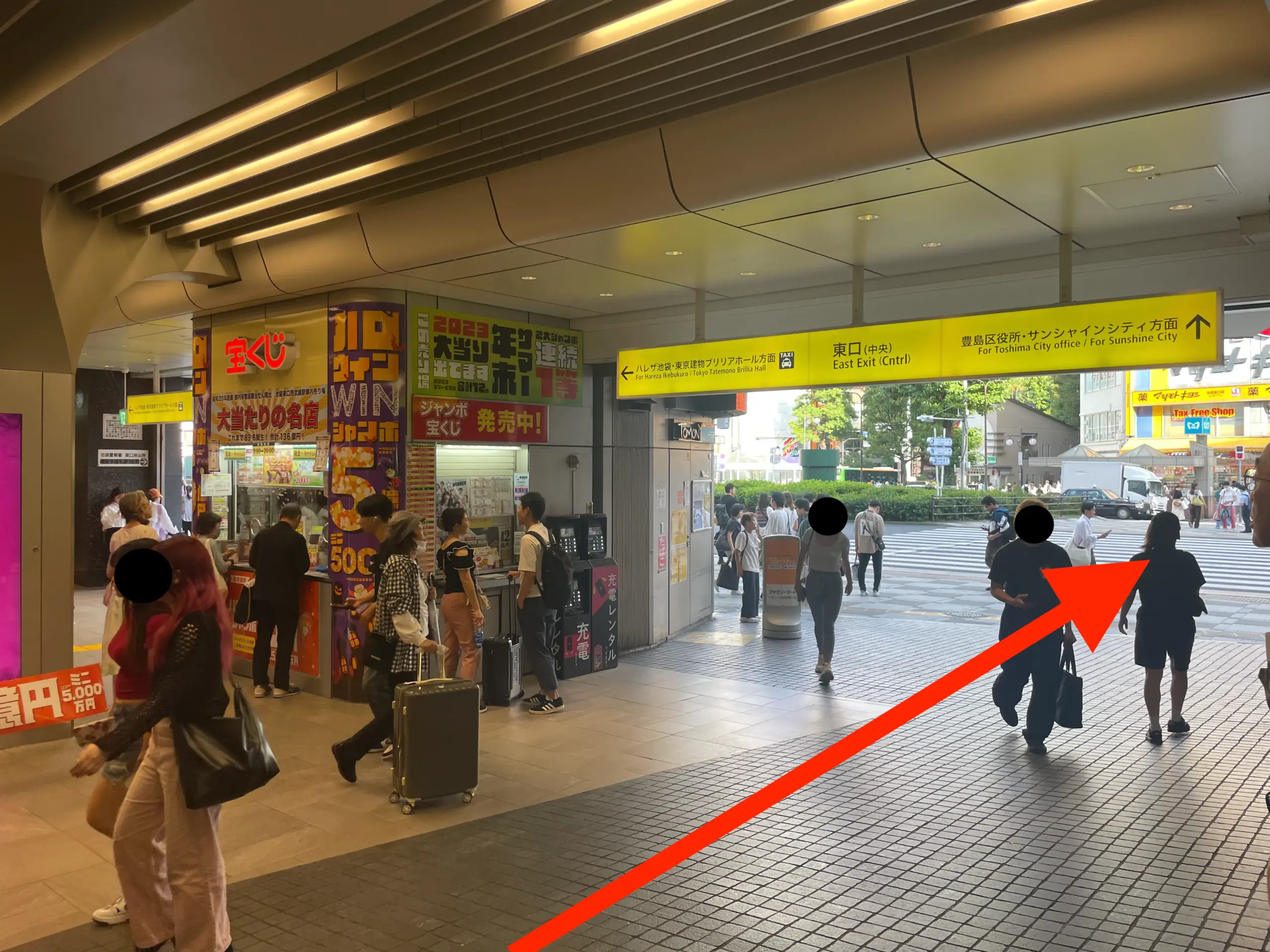 写真：池袋東口駅からの道順