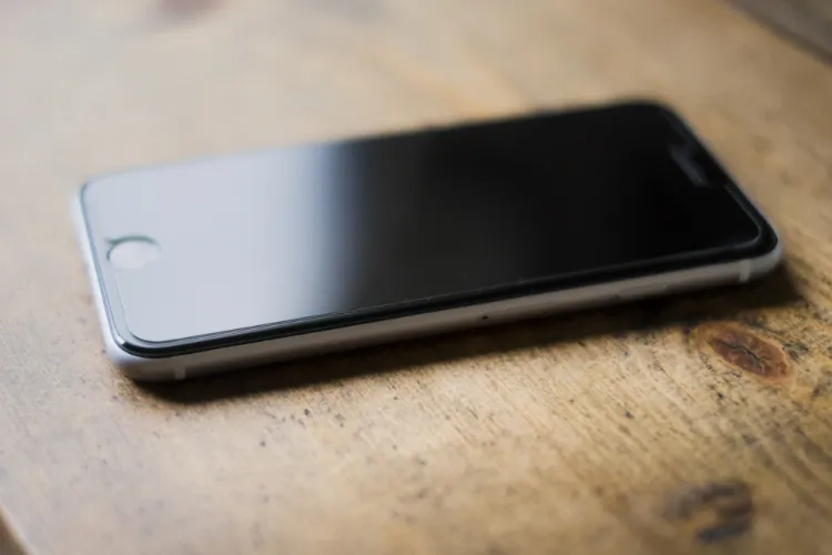 iPhone SE(第三世代)の損傷した背面ガラスはどこで修理する?価格の相場も解説1